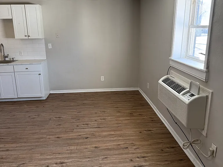 308 E Walnut St #5 — Photo 7