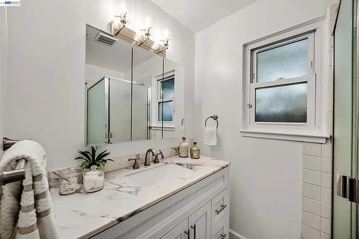 4034 Francisco St — Photo 2