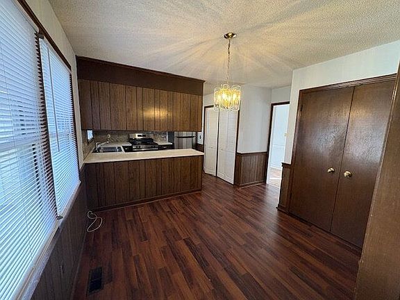 4th image of 207 Singletree Dr