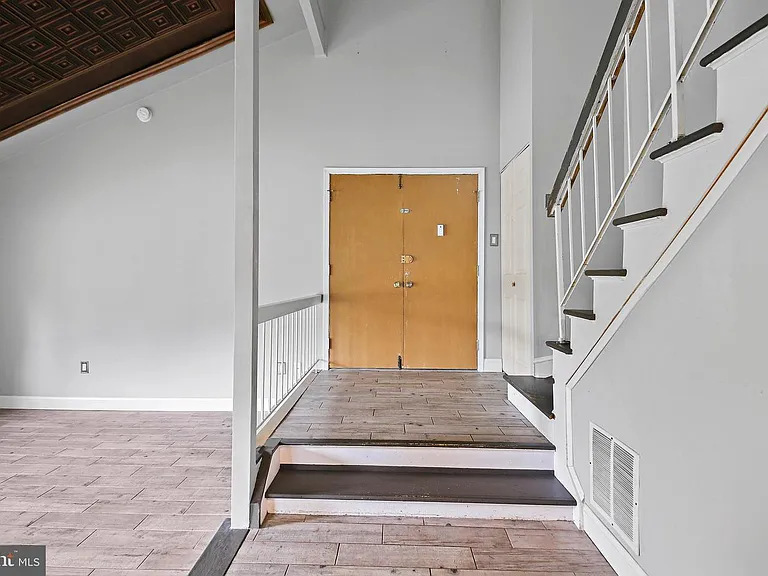 511 Avondale Dr — Photo 9