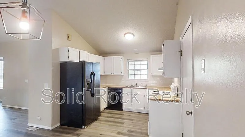 3 bed, 2.0 bath, 1579 sqft, $2,225 — Photo 3