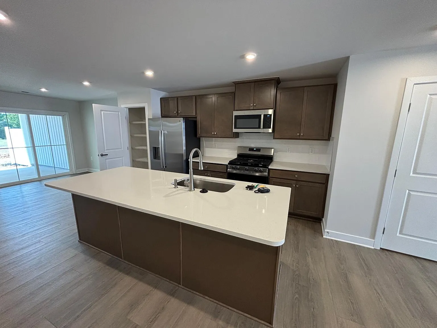3 bed, 2.5 bath, 1628 sqft, $2,099 — Photo 3