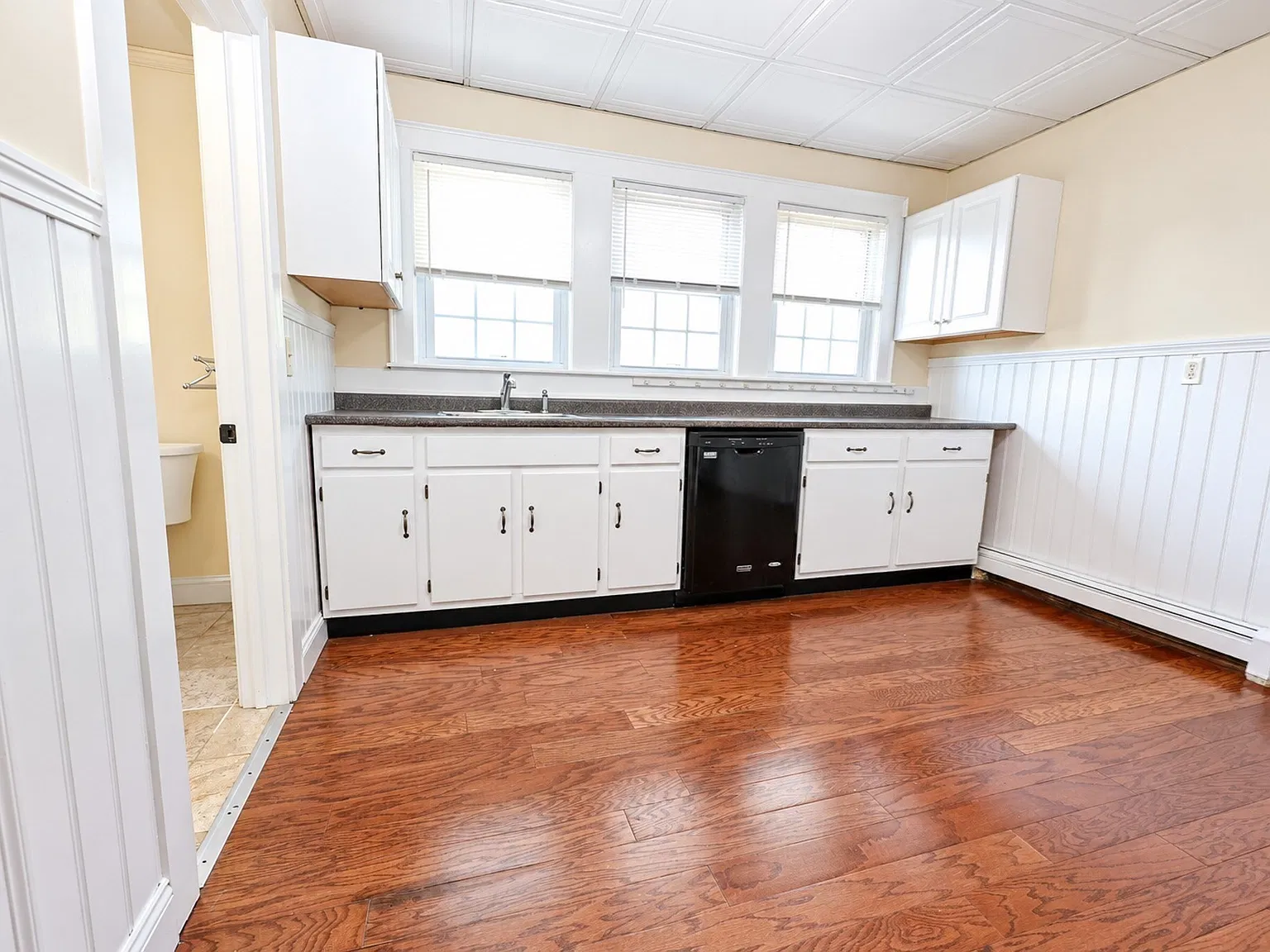 4 bed, 1.0 bath, 1575 sqft, $3,395 — Photo 2