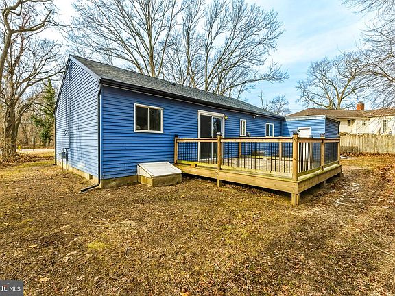 3rd image of 884 Boundary Rd