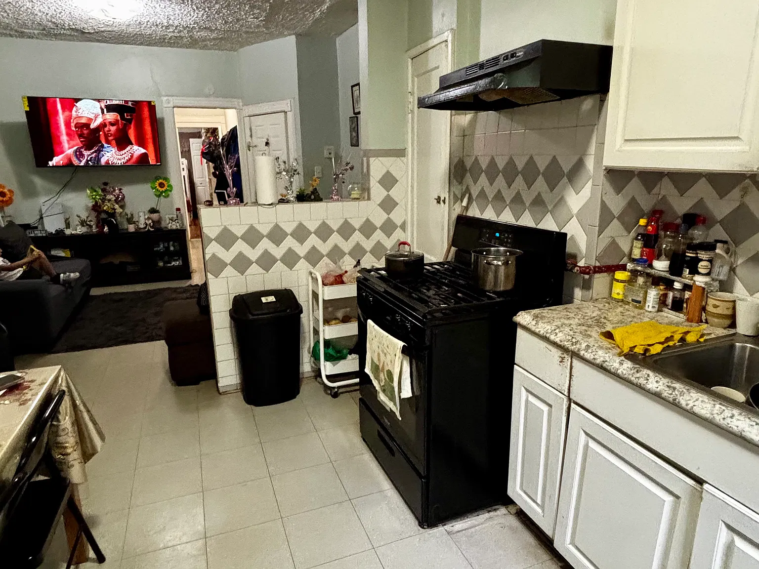 2 bed, 650 sqft, $2,300 — Photo 2