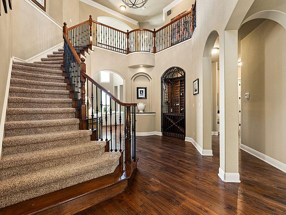 2nd image of 205 Emerald Ridge Dr