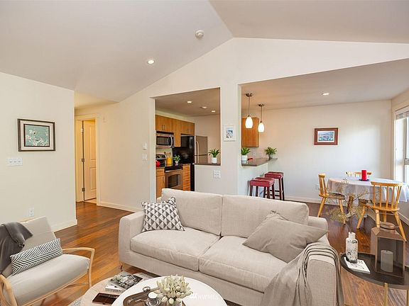 3rd image of 15152 NE 82nd St Unit 303
