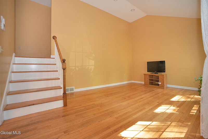 3rd image of 15 Loughberry Road