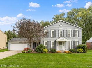 900 Aspen Dr, Rochester, MI 48307