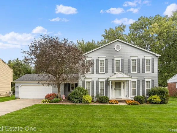 900 Aspen Dr, Rochester, MI 48307