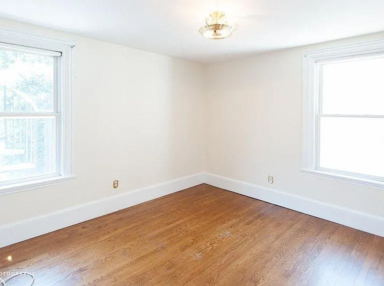 527 E 4th St #1 — Photo 15