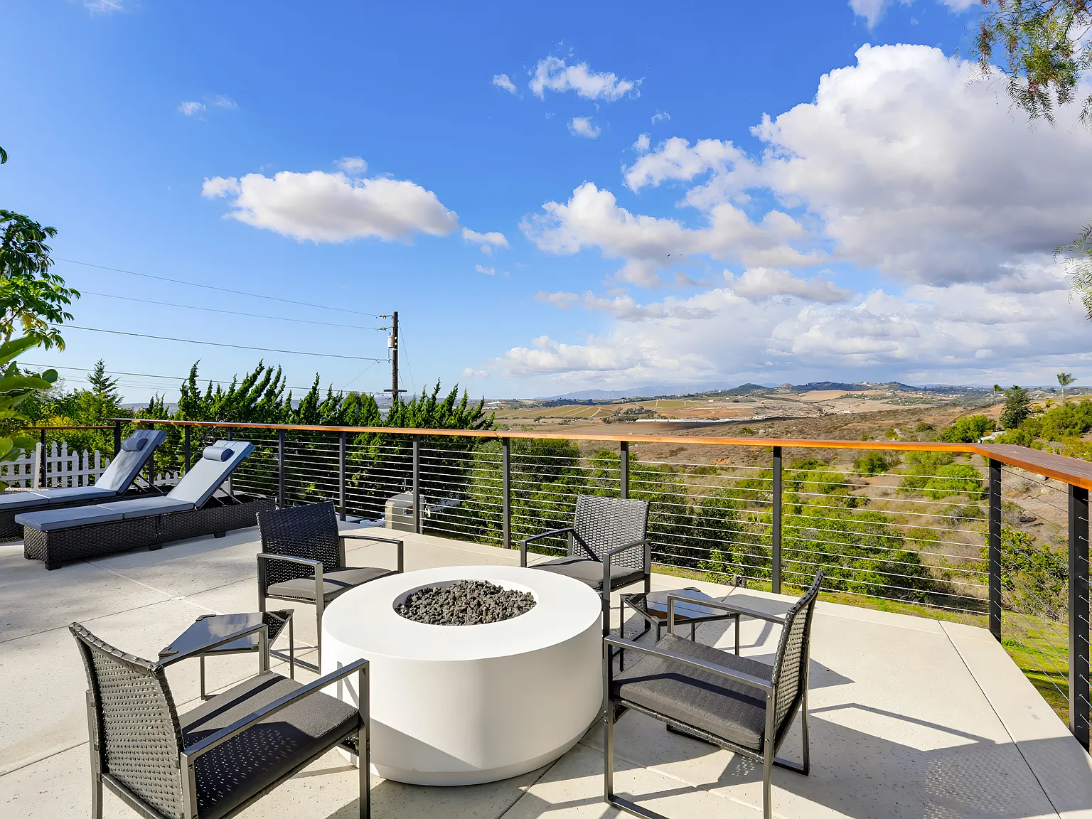 5 bed, 3.5 bath, 3800 sqft, $9,200 — Photo 3