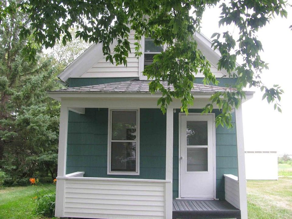 1st image of 302 Brandt Ave N
