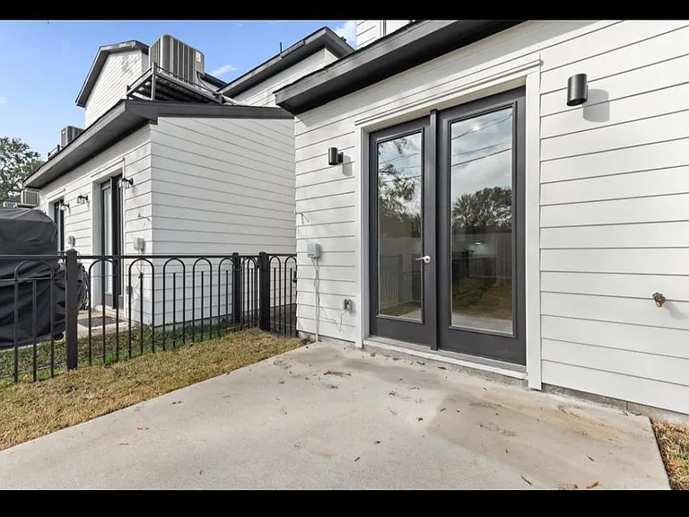 3249 Real St #B — Photo 16
