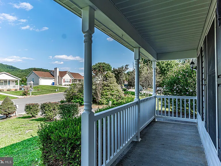 121 Nottingham Ct — Photo 3