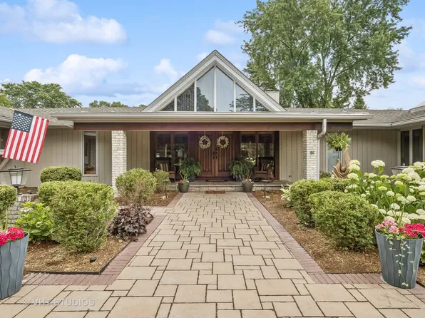 925 S Burton Pl, Arlington Heights, IL 60005