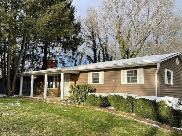 330 Walnut Hills Dr, Zanesville, OH 43701