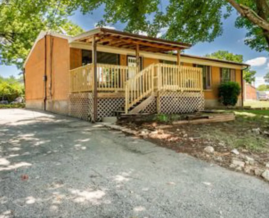 170 Oxford Ln