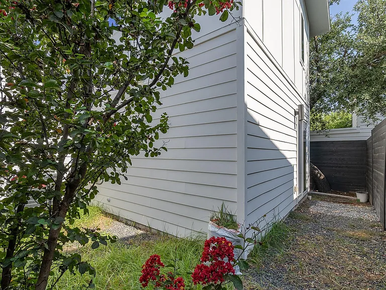 1419 Montopolis Dr #1 — Photo 24