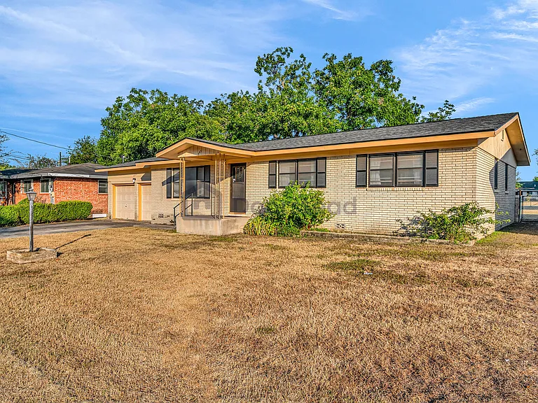 445 Granada Dr — Photo 9