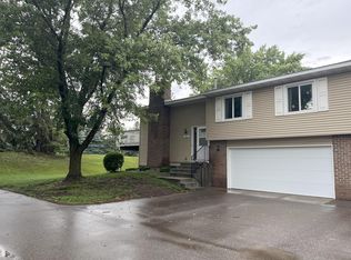 4693 Ridge Cliff Dr, Saint Paul, MN 55122