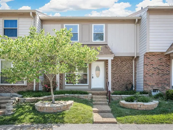 199 Carmel Woods Dr, Ballwin, MO 63021
