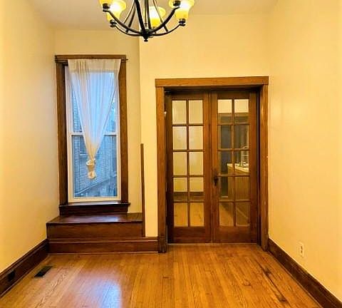 5th image of 604 W Arlington Pl #1