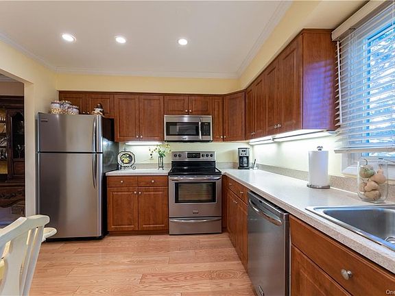 2nd image of 12 Heritage Dr APT D