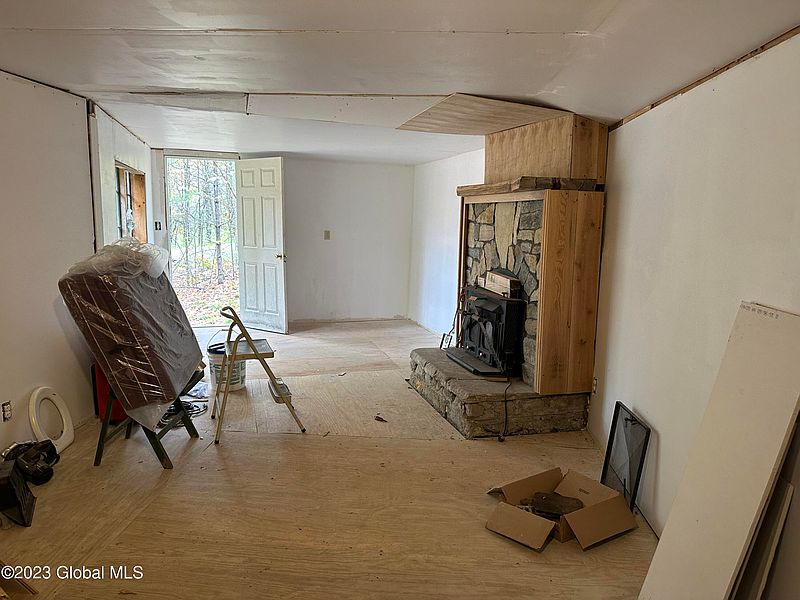 3rd image of 971 Steele Road