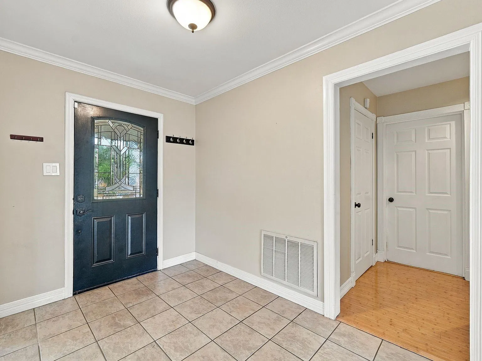 3 bed, 2.0 bath, 2104 sqft, $2,300 — Photo 4
