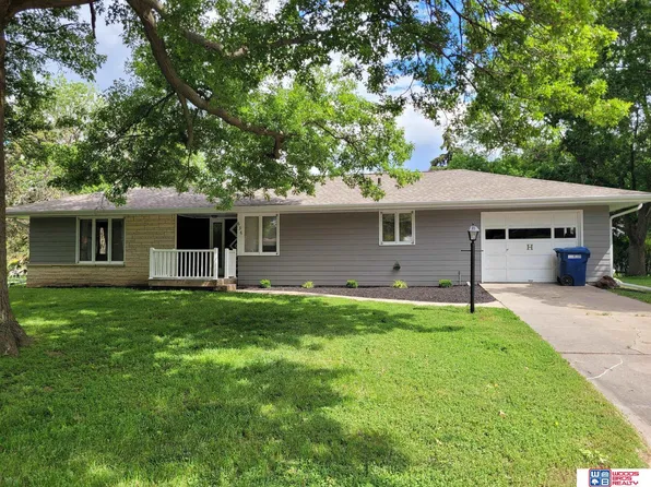 636 Circle Dr, Seward, NE 68434