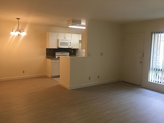 3rd image of 2601 W Victory Blvd APT C