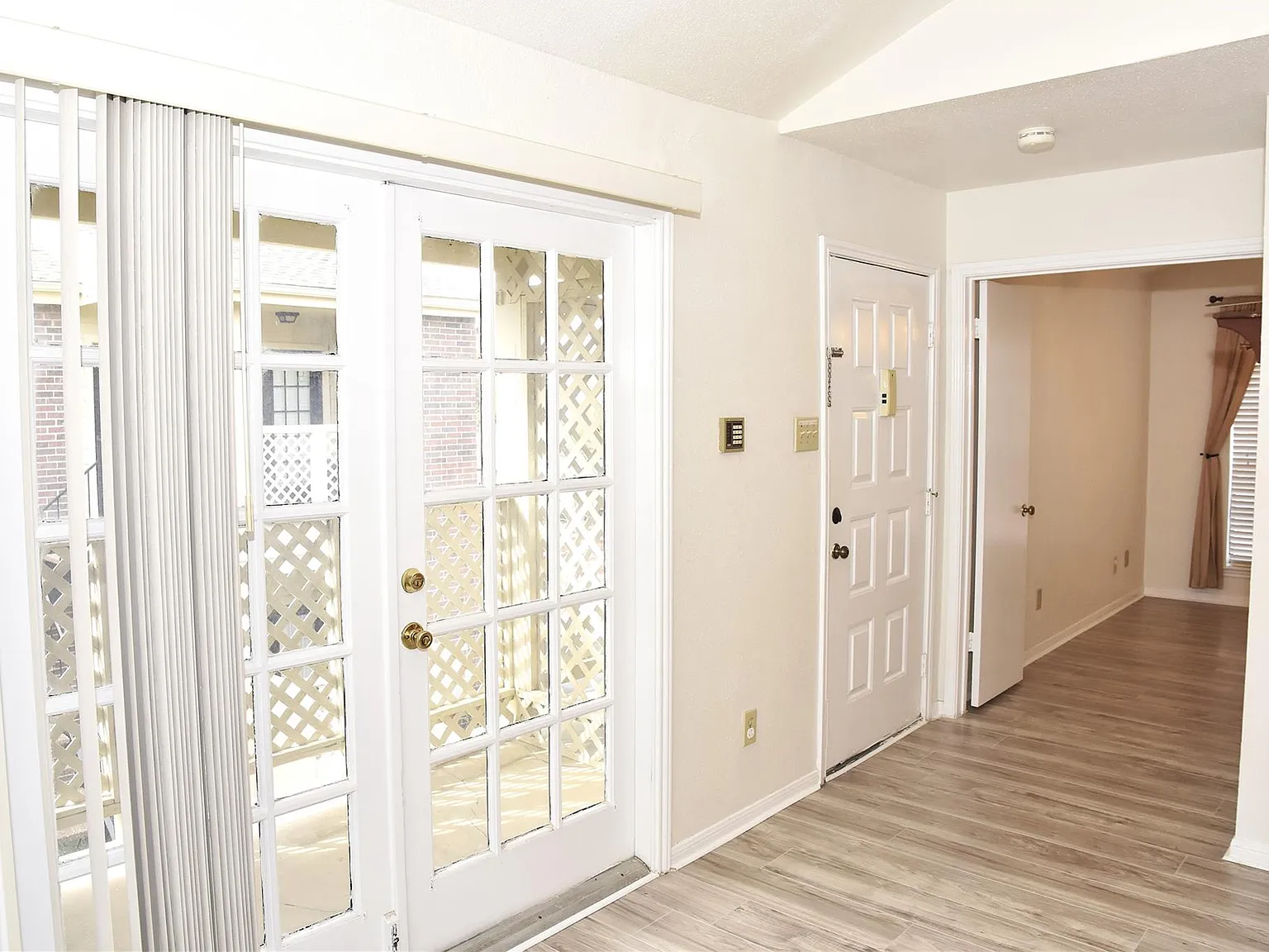 2 bed, 1.0 bath, 804 sqft, $1,250 — Photo 4