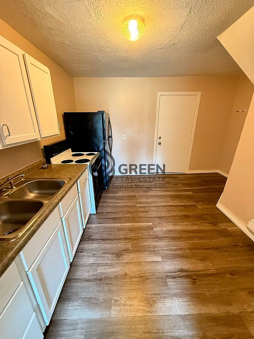 294 N Greenwood Ave — Photo 2
