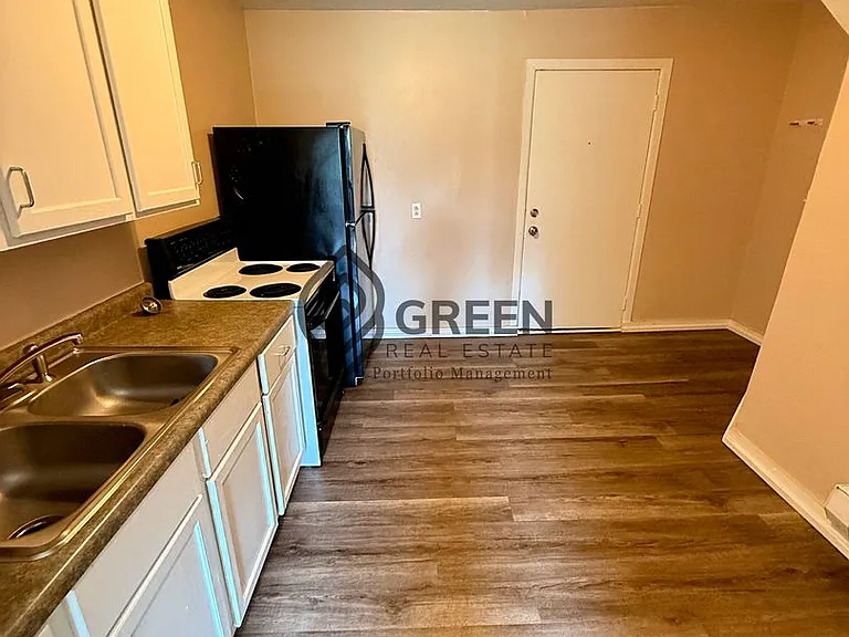 294 N Greenwood Ave — Photo 2