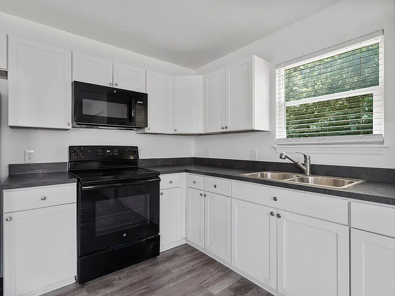 860 W 6th St — Photo 15