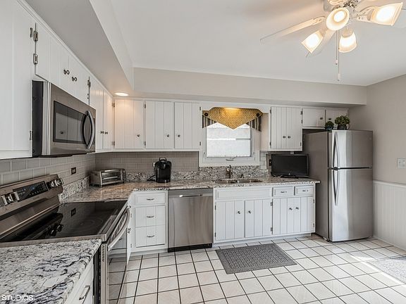 5th image of 312 W Calendar Ave