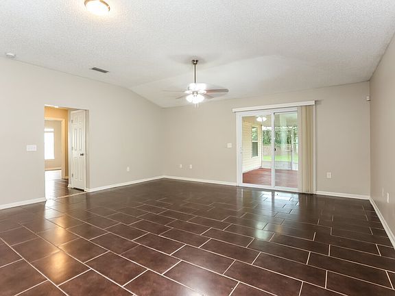 4th image of 536 Chancellor Dr E
