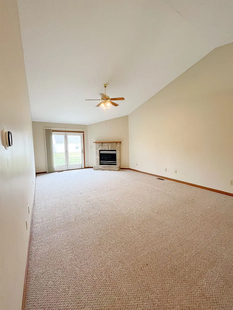 Large 2 Bedroom Condo — Photo 3