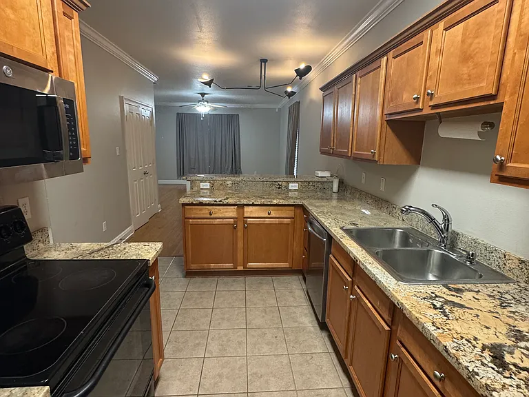 5204 Arlington Ln — Photo 2