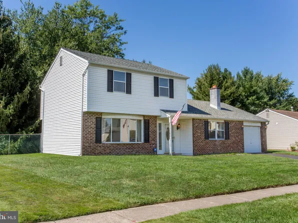 23 Dawn Rd, Levittown, PA 19056