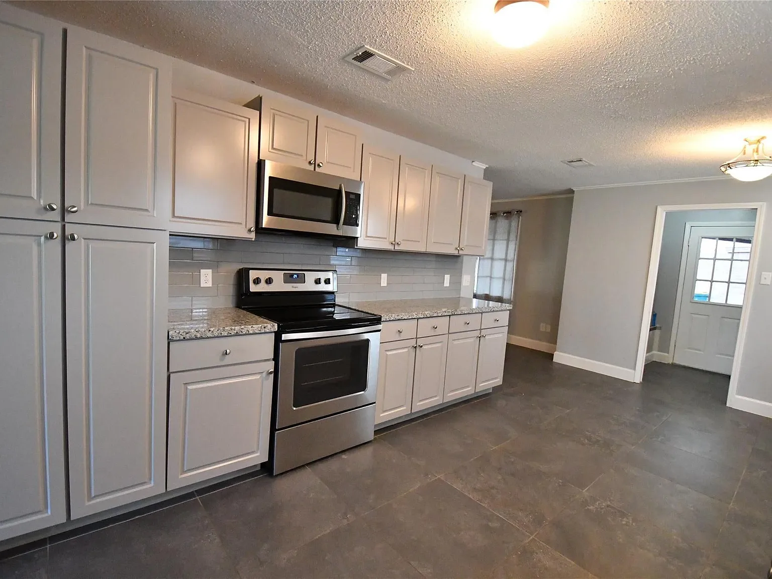 3 bed, 1796 sqft, $2,100 — Photo 2