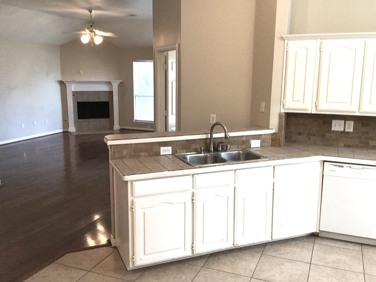 1208 Marchant Pl — Photo 4