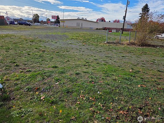 4th image of 225 Auburn Way S