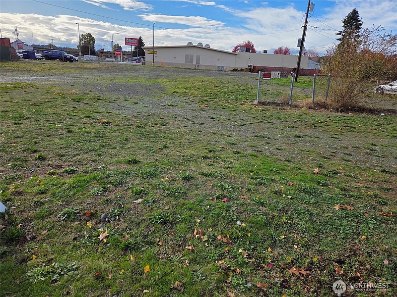 4th image of 225 Auburn Way S