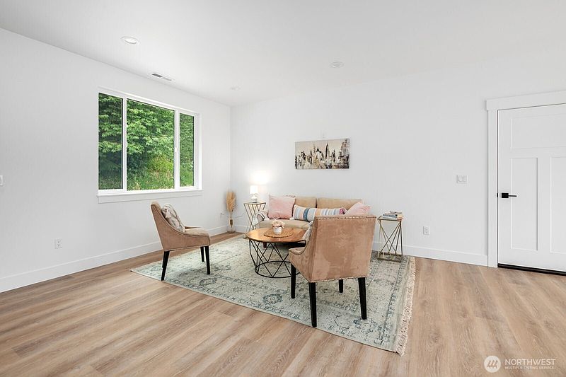 5th image of 1122 Tecumseh Street