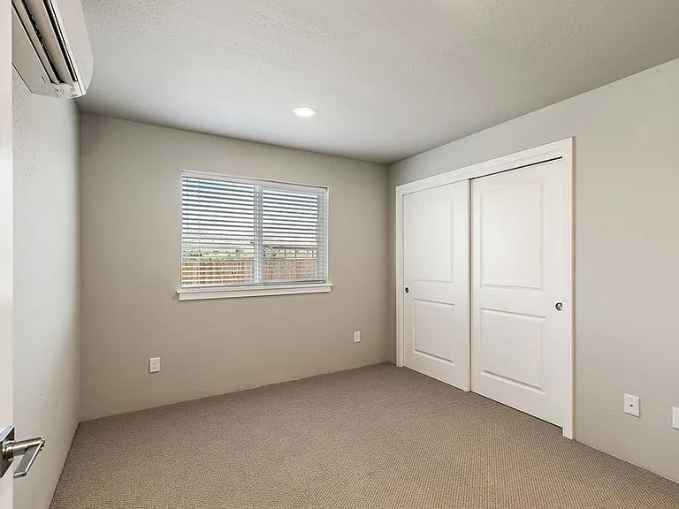 405-415 E Rapp Rd — Photo 12