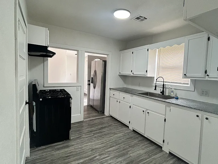 700 NE 6th St — Photo 15