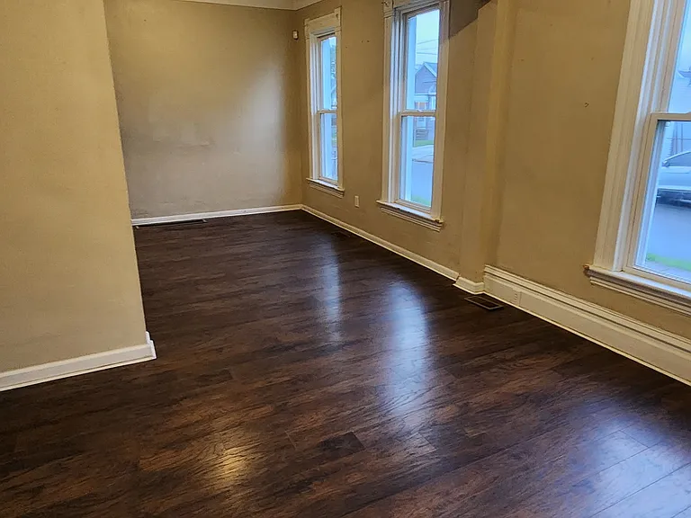 1522 Mott Ave — Photo 2