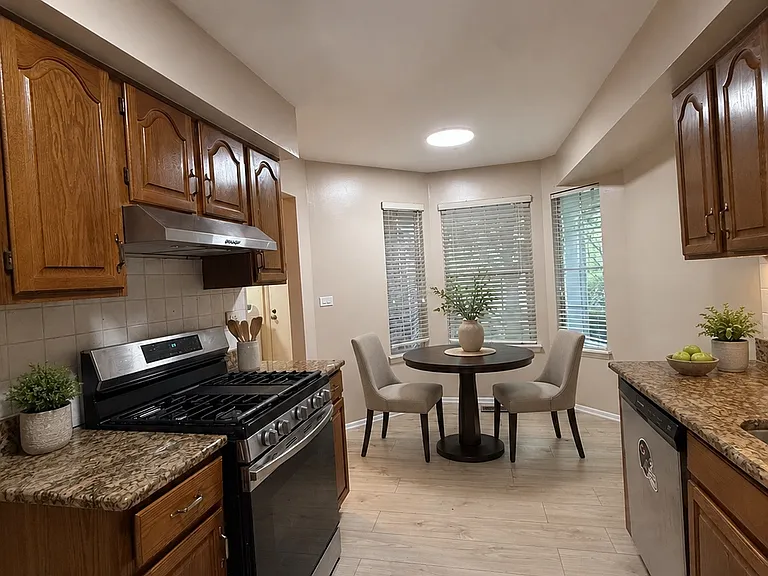1905 Quaker Hollow Ln — Photo 6